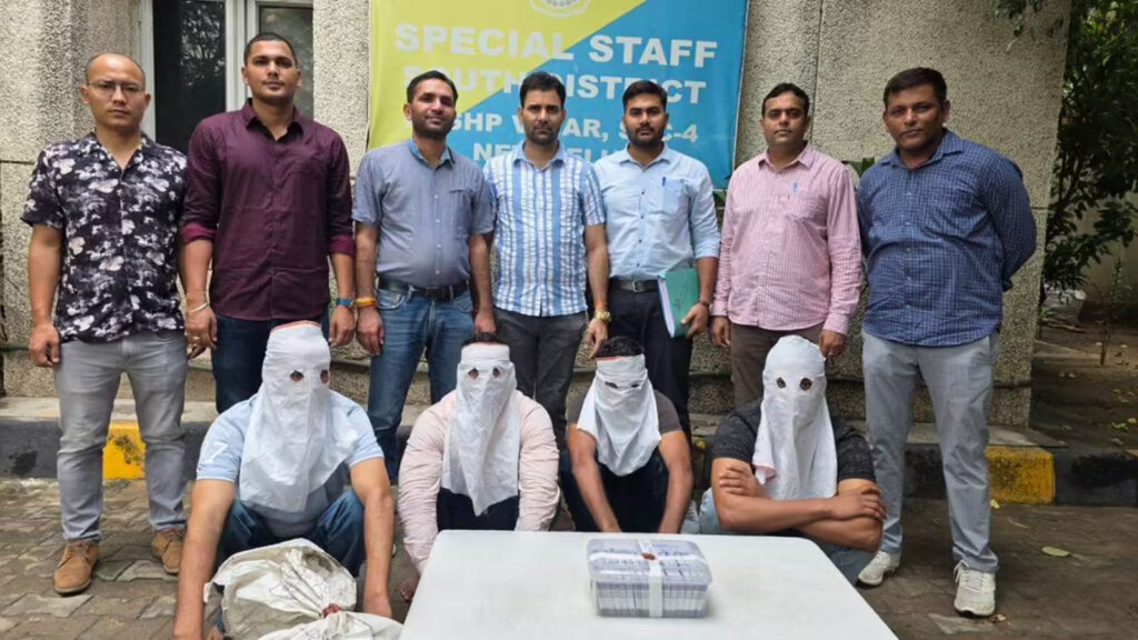 दिल्ली में फिल्मी स्टाइल में 40 लाख की ठगी, 4 ठग गिरफ्तार